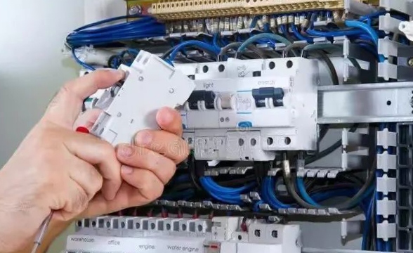 电气系统中分闸不跳跳总闸的原因与解决方法