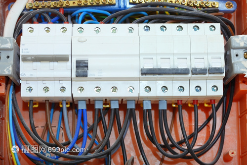 安全高效 电气安装中关闭配有电线引信与接触器的电板配箱操作指南